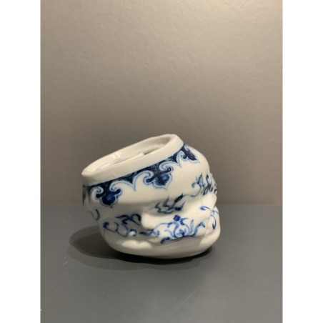 Une canette écrasée évoquant la finesse d’un vase Ming.