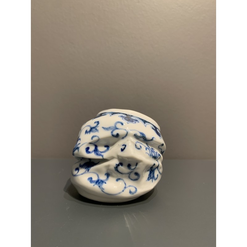 Une canette écrasée évoquant la finesse d’un vase Ming.