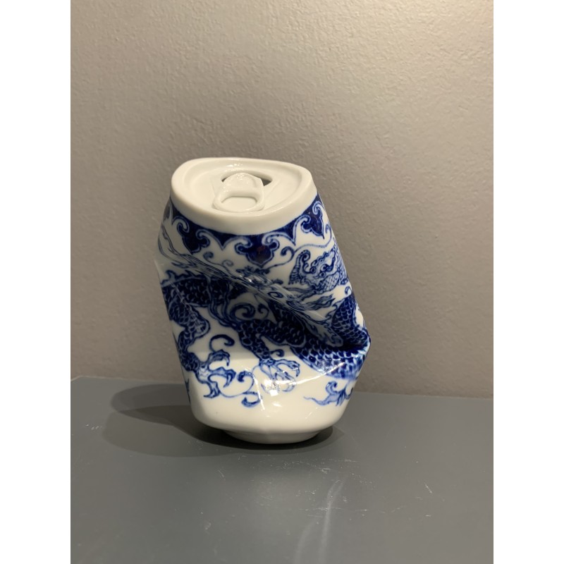 Une canette écrasée évoquant la finesse d’un vase Ming.