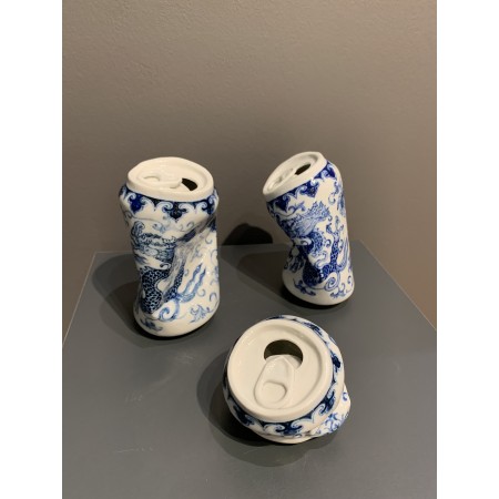 Une canette écrasée évoquant la finesse d’un vase Ming.