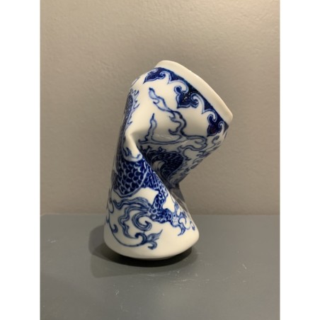 Une canette écrasée évoquant la finesse d’un vase Ming.