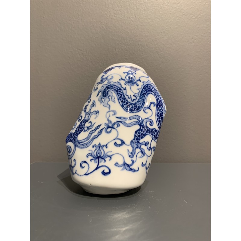 Une canette écrasée évoquant la finesse d’un vase Ming.