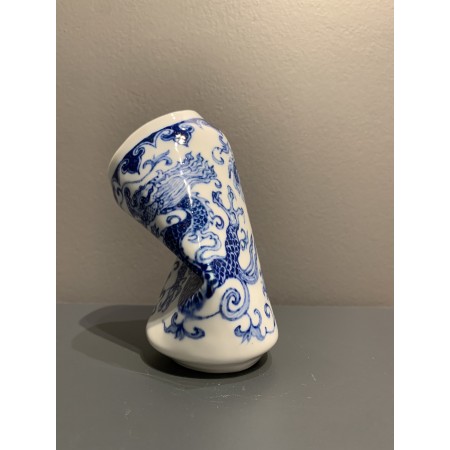 Une canette écrasée évoquant la finesse d’un vase Ming.