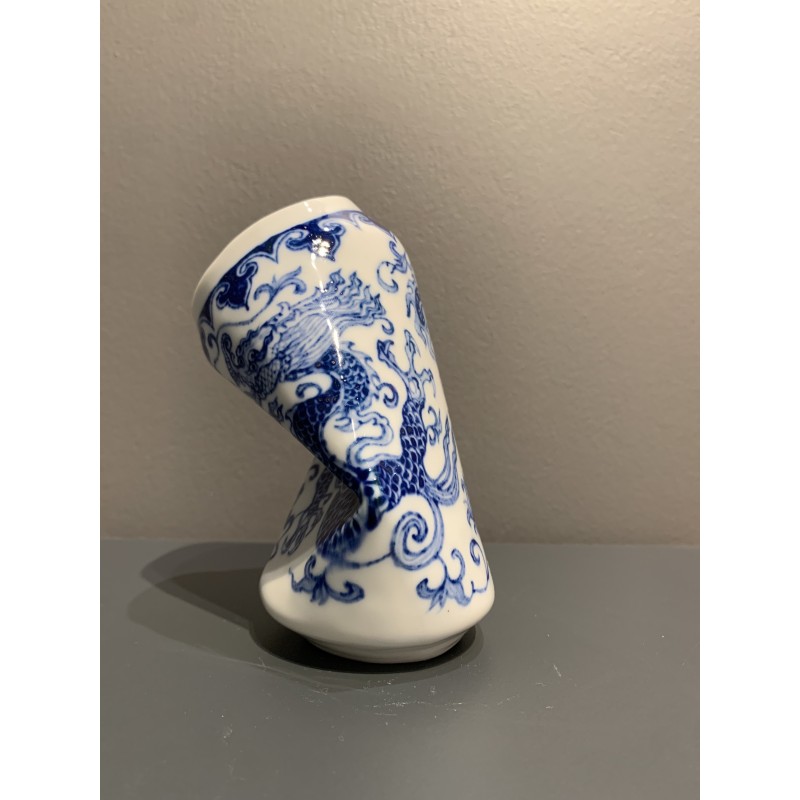 Une canette écrasée évoquant la finesse d’un vase Ming.