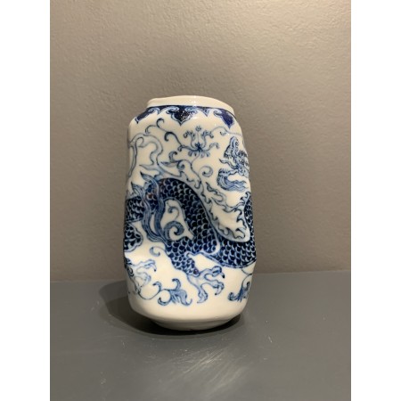 Une canette écrasée évoquant la finesse d’un vase Ming.