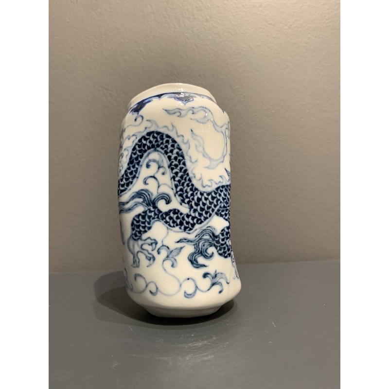 Une canette écrasée évoquant la finesse d’un vase Ming.