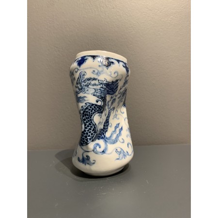 Une canette écrasée évoquant la finesse d’un vase Ming.
