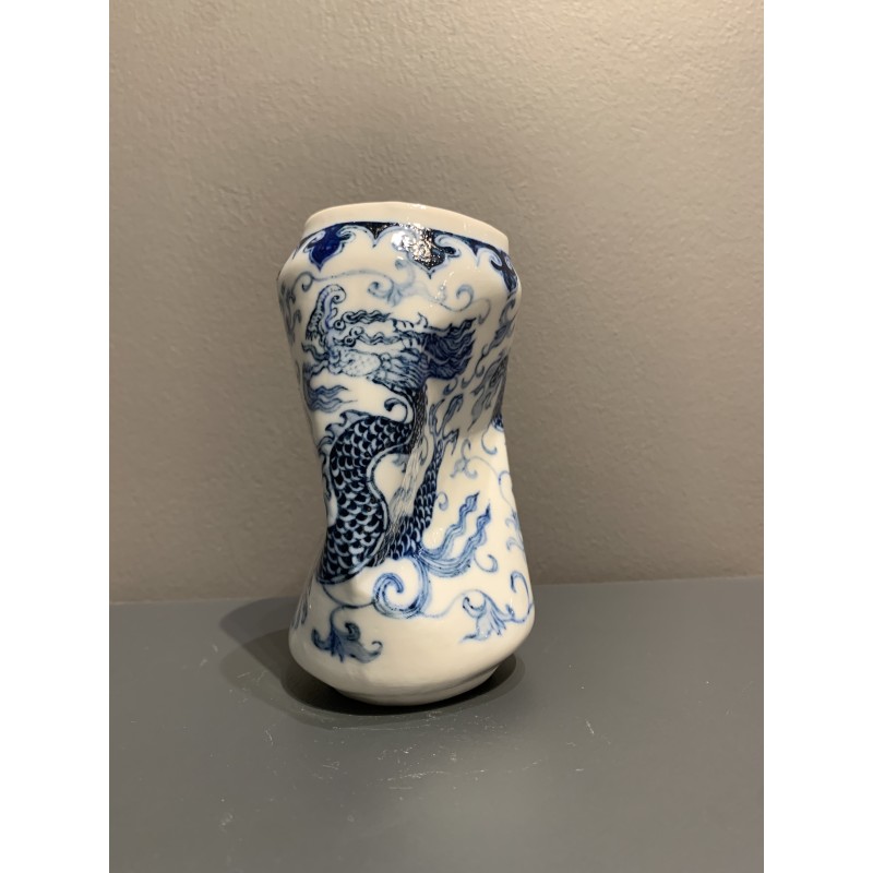 Une canette écrasée évoquant la finesse d’un vase Ming.