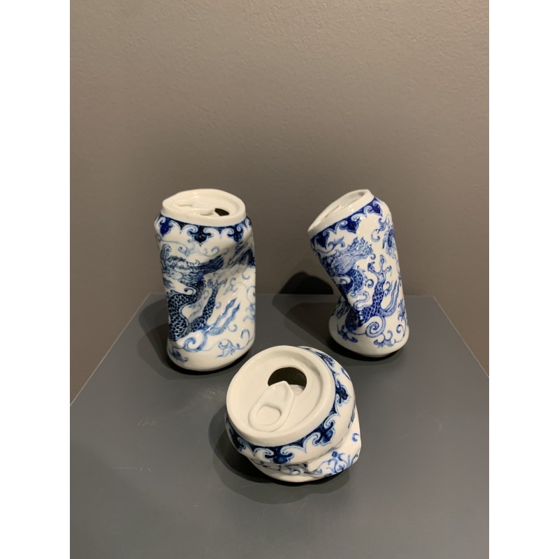 Une canette écrasée évoquant la finesse d’un vase Ming.