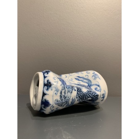 Une canette écrasée évoquant la finesse d’un vase Ming.