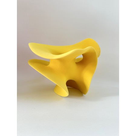 céramique de l'artiste liliane demeester, jaune vif, aux formes organiques en mouvement.