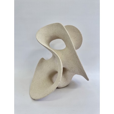 céramique de l'artiste liliane demeester, blanc, aux formes organiques en mouvement.