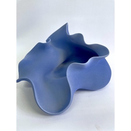 céramique de l'artiste liliane demeester, bleu, aux formes organiques en mouvement.
