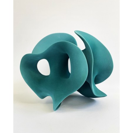 céramique de l'artiste liliane demeester, bleu pétrole, aux formes organiques en mouvement.
