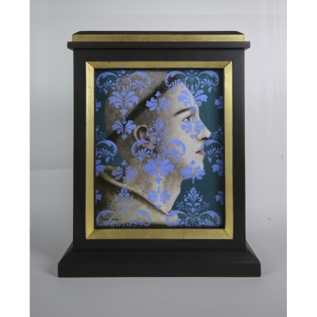 Peinture sur bois de Daniel Airam montrant un moine de profil voilé par un motif bleu, mêlant tradition et modernité.