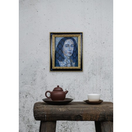 Tableau du peintre Daniel Airam mêlant portrait classique et motif décoratif bleu.