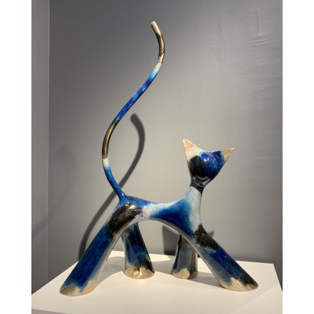 Sculpture de chat en bronze noir, bleu et gris.