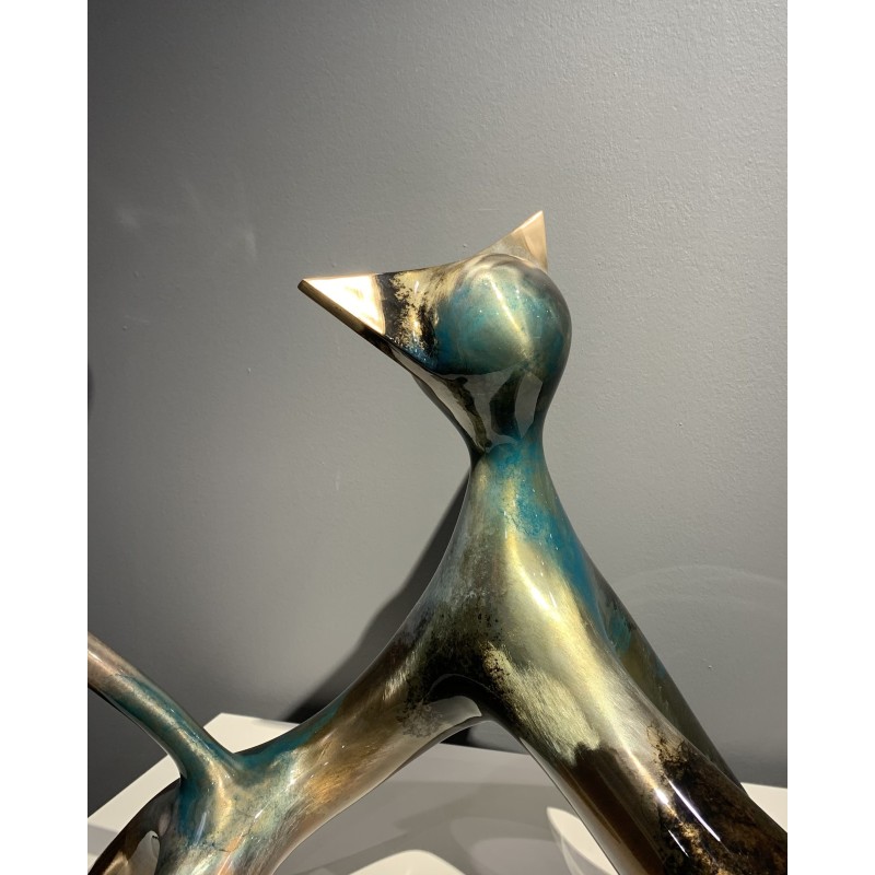 Sculpture de l'artiste lolek, de chat en bronze noir cobalt transparent et gris foncé.