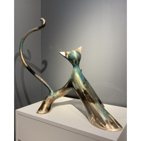 Sculpture de chat en bronze noir cobalt transparent et gris foncé.
