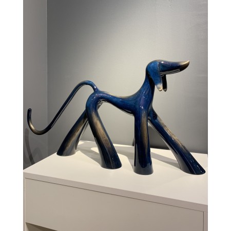 Sculpture de chien en bronze brossé bleu nuit.