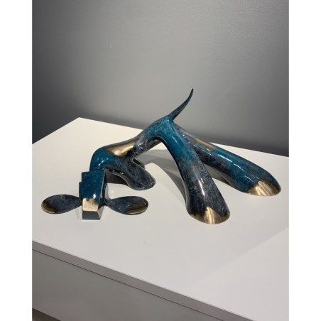 Sculpture de chien en bronze marbré gris et cobalt meulé.