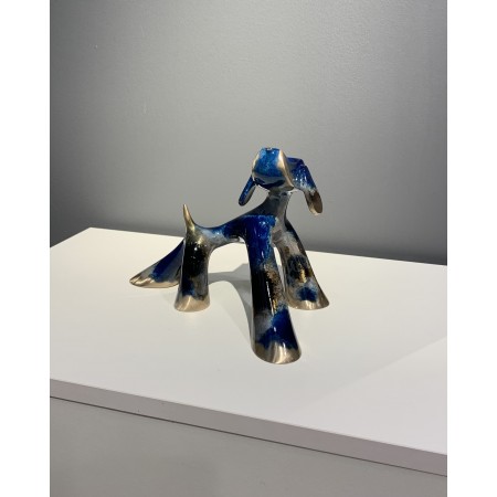 Sculpture de chien en bronze noir, bleu et gris meulé.