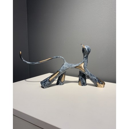 Sculpture de chat en bronze marbrée gris meulé.