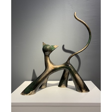 Sculpture de chat en bronze, finition verte antique transparente.