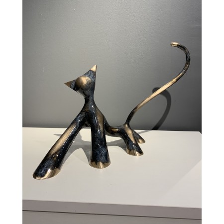 Sculpture de chat en bronze noir et gris brossé meulé.