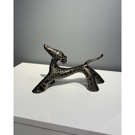 Sculpture de chien en bronze peinte craquelé orange.