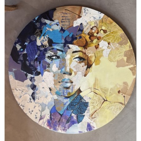 Portrait de Geisha en collage et peinture par Carme Magem, aux tons bleus, violets et ocres.