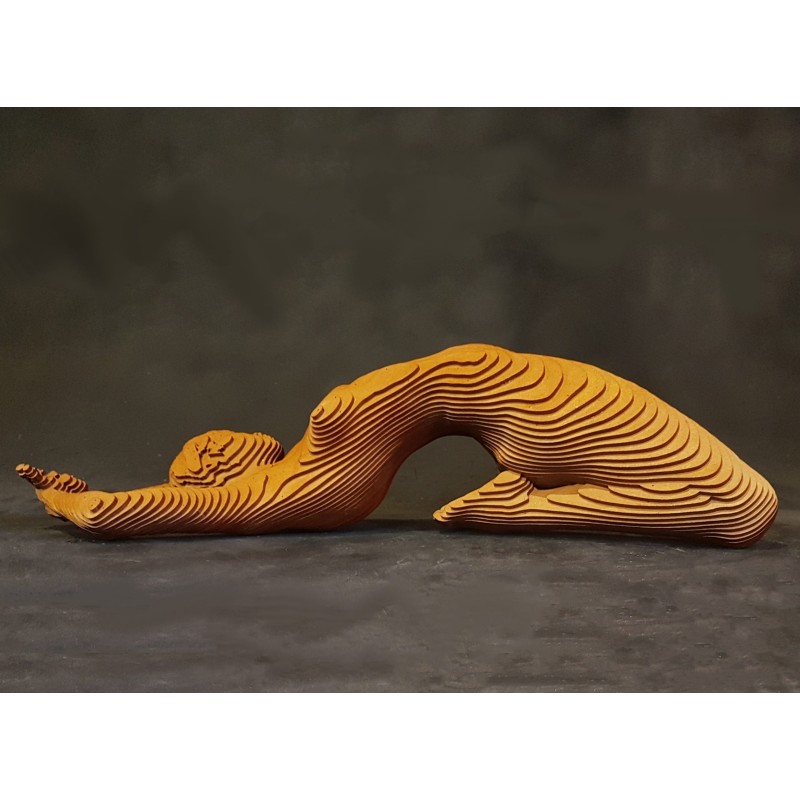 Femme allongée, sculpture en bois lamellé-collé jouant avec la lumière et le volume.