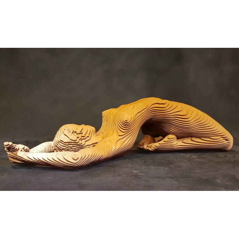 Femme allongée, œuvre d’Olivier Duhamel en lamellé-collé de bois, aux lignes douces et fluides.