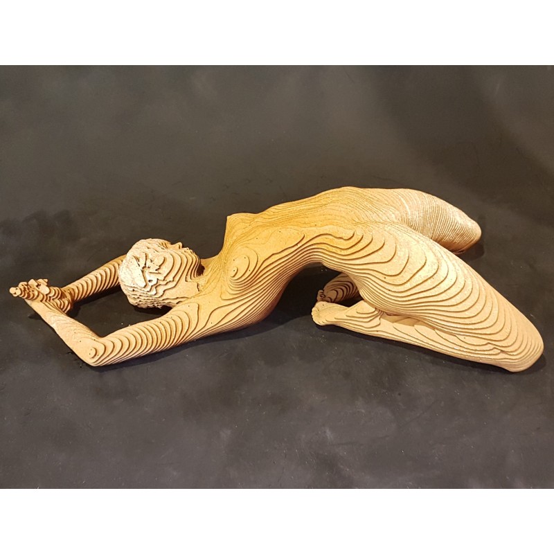 Femme allongée, œuvre en lamellé-collé de bois révélant une silhouette harmonieuse.