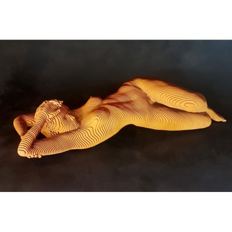 Femme allongée, œuvre d’Olivier Duhamel en lamellé-collé de bois, aux lignes douces et fluides.