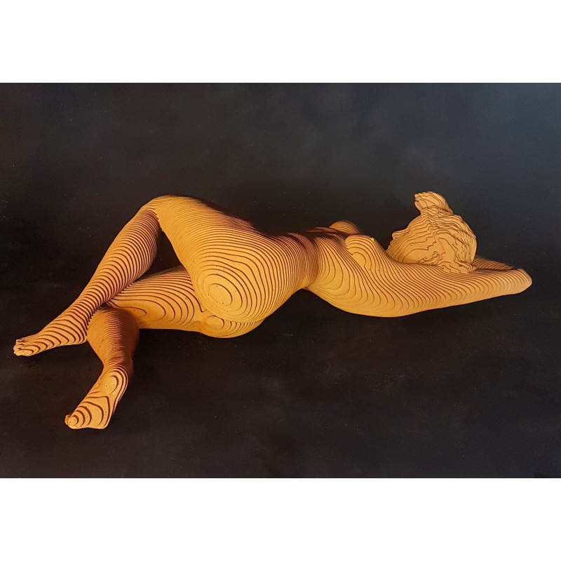 Femme allongée, sculpture en bois lamellé-collé jouant avec la lumière et le volume.