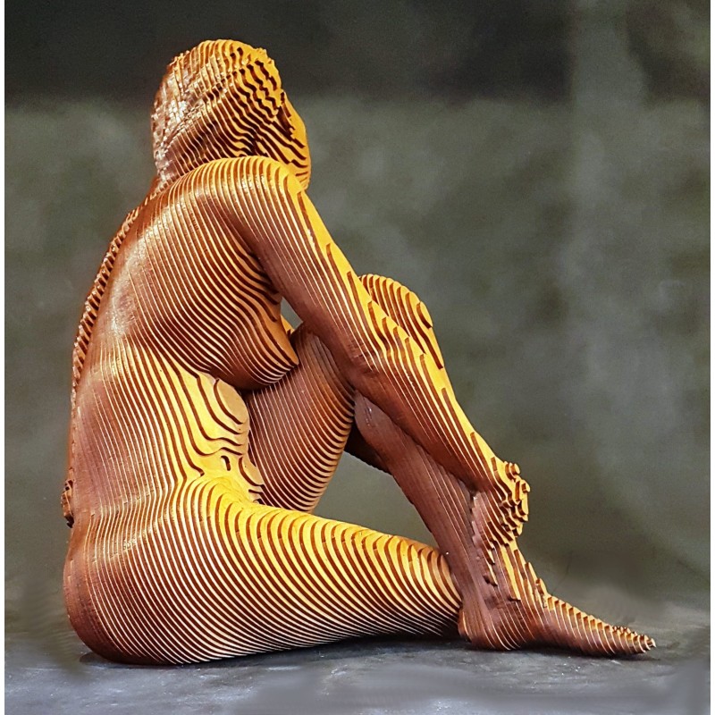 Femme assise, œuvre d’Olivier Duhamel en lamellé-collé de bois, explore la forme humaine par la lumière et les volumes.