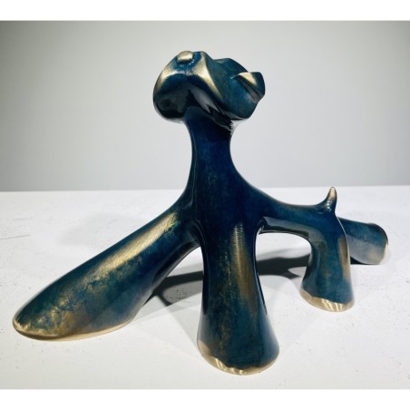 Chien en bronze par LOLEK, minimaliste et élégant, patine tri bleu brossé meulé.