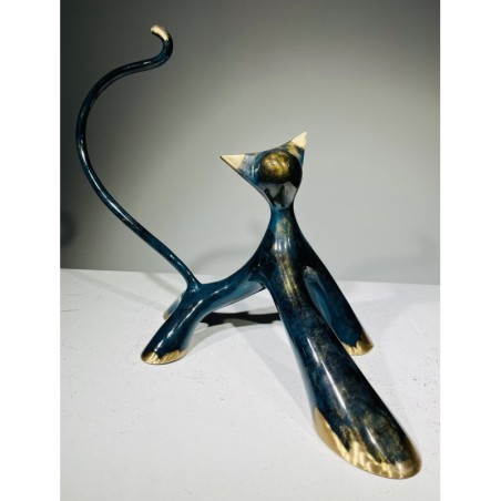 Chat en bronze par LOLEK, minimaliste et élégant, patine bleu ambré.