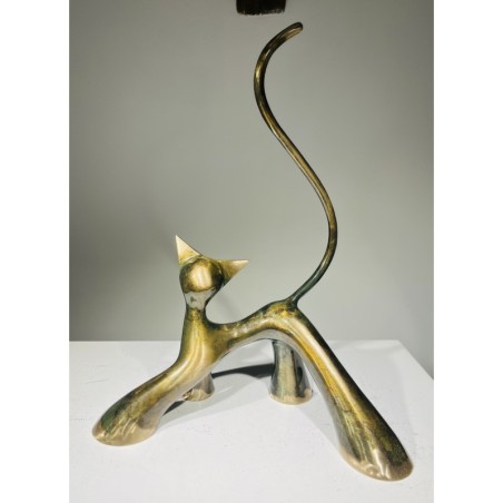 Sculpture en bronze vert ambré et glossy de Lolek, représentant un chat aux lignes abstraites et élégantes.
