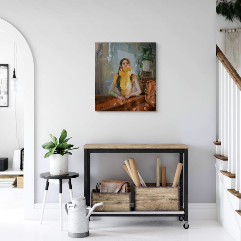 Portrait mystérieux au tissu jaune, ambiance domestique, par Evita Andujar, sur un mur blanc