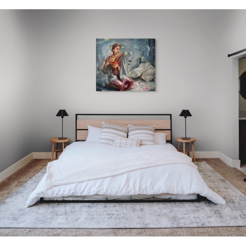 Portrait intime sur un lit avec ourson, textures riches et gestuelles, par l'artiste peintre Evita Andujar.