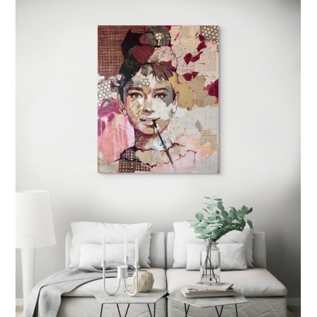 Fond beige, rose et bordeaux contrastant avec des cheveux sombres, création de Carme Magem.