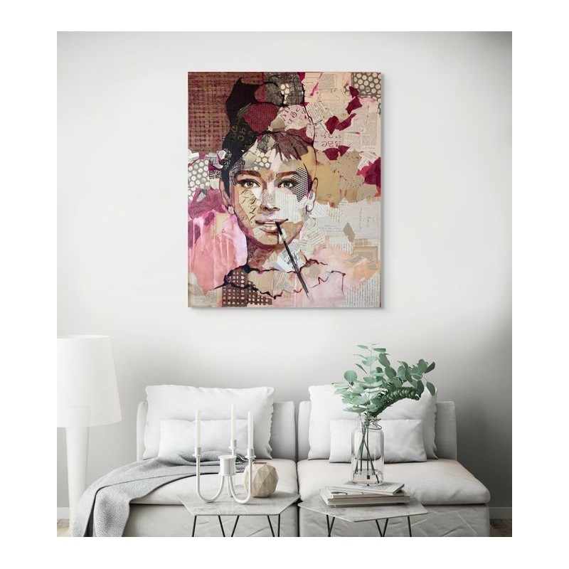 Fond beige, rose et bordeaux contrastant avec des cheveux sombres, création de Carme Magem.