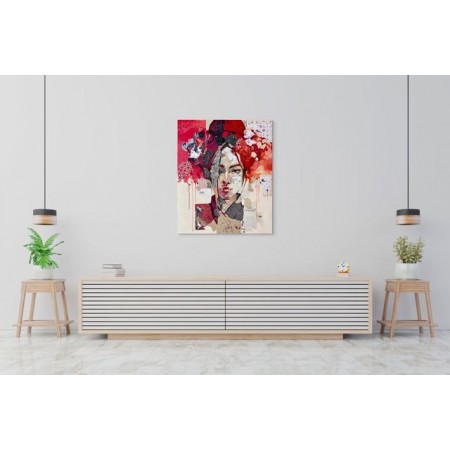 Visage partiellement voilé et fragments de texte sur fond clair, création de l'artiste Carme Magem.