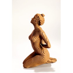 Aline, Holzskulptur einer kauernden Frau des Bildhauers Olivier Duhamel