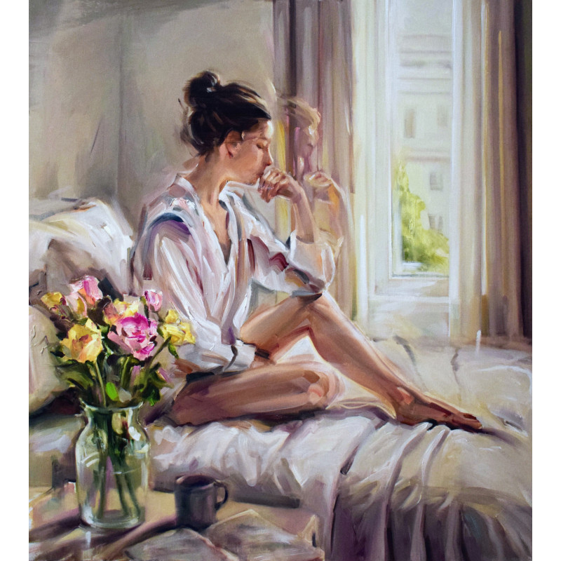 Mattino di luce, peinture d'Evita Andújar : jeune femme assise sur un lit dans la lumière du matin, bouquet de roses