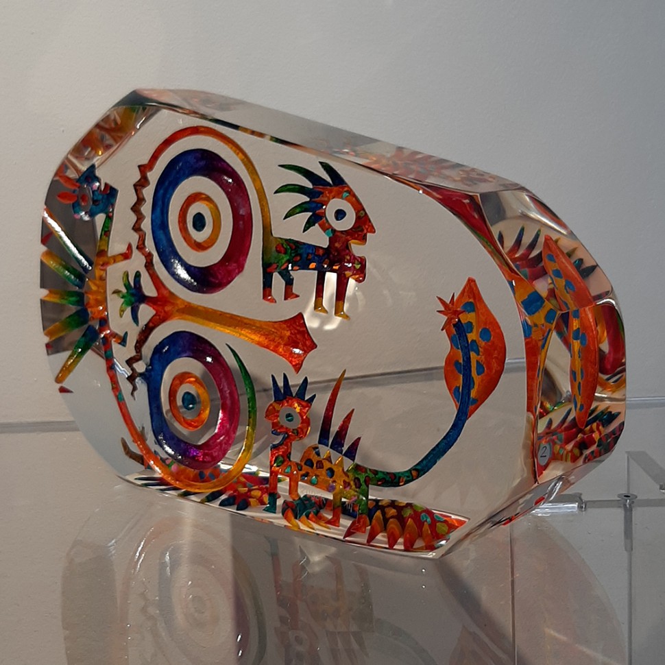 Sculpture de verre contemporain par l'artiste sculpteur verrier Zuber présentant un visage en cristal aux couleurs vives.