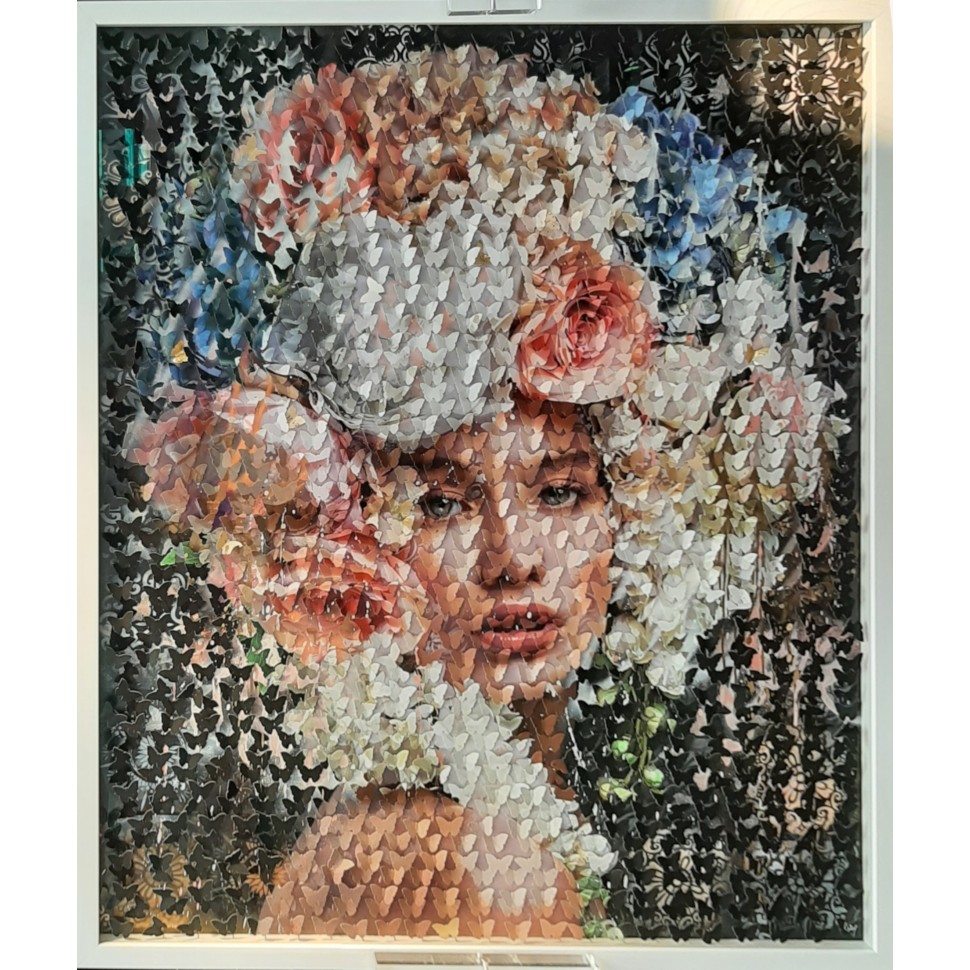 Tableau d'art contemporain cinétique et pop art en relief 3D figurant un portrait de femme à la couronne de fleurs en papillons.