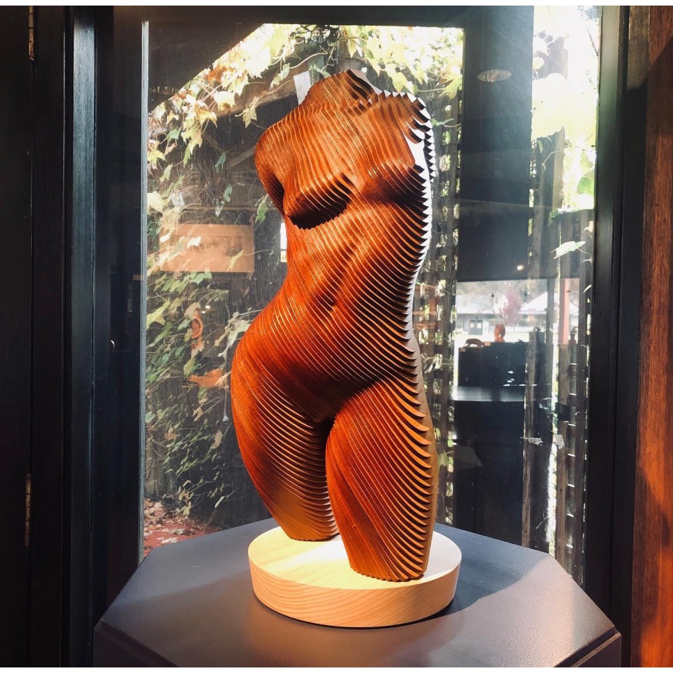 Rosie, vue de face de la sculpture en bois MDT d'un buste féminin en lamellé-collé par l'artiste sculpteur Olivier Duhamel